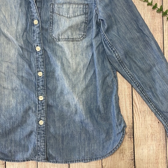 🌸 Clearance! 🌸 Old Navy Denim Button Down Shirt - Picture 3 of 8